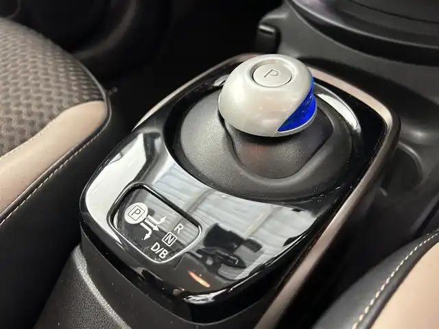 日産 ノート e－パワー メダリスト 佐賀県 2017(平29)年 6万km ブリリアントホワイトパール 社外7インチナビ/フルセグTV/CD/DVD/Blu-ray/Bluetooth/全方位カメラ/衝突被害軽減システム/デジタルインナールームミラー/車線逸脱警報/横滑り防止装置/クリアランスソナー/オートライト/LEDヘッドライト/フォグライト/前方ドライブレコーダー/ハーフレザーシート/ISOFIX対応シート/ETC2.0/純正フロアマット/純正15インチアルミホイール/スマートキー/スペアキー×１/プッシュスタート/電動格納ミラー/ステアリングスイッチ