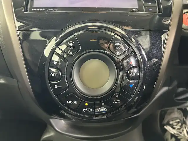 日産 ノート e－パワー メダリスト 佐賀県 2017(平29)年 6万km ブリリアントホワイトパール 社外7インチナビ/フルセグTV/CD/DVD/Blu-ray/Bluetooth/全方位カメラ/衝突被害軽減システム/デジタルインナールームミラー/車線逸脱警報/横滑り防止装置/クリアランスソナー/オートライト/LEDヘッドライト/フォグライト/前方ドライブレコーダー/ハーフレザーシート/ISOFIX対応シート/ETC2.0/純正フロアマット/純正15インチアルミホイール/スマートキー/スペアキー×１/プッシュスタート/電動格納ミラー/ステアリングスイッチ