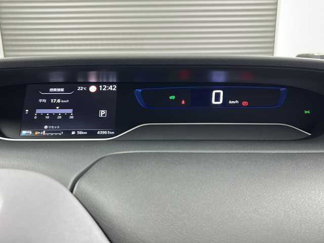 日産 セレナ e－パワー ハイウェイスター V 三重県 2022(令4)年 4.4万km ダークメタルグレー 禁煙車　/１１インチＢｉｇＸナビ　/社外フリップダウンモニター　/アラウンドビューモニター　/ハンズフリー機能付き両側パワースライドドア　/エマージェンシーブレーキ　/レーンキープアシスト　/LDW/プロパイロット　/レーダークルーズコントロール/ＬＥＤ/WAC/DN席シートヒーター/ステアリングヒーター/電子サイドブレーキ/ブレーキオートホールド/革巻きステアリング/ステアリングスイッチ/ETC/インテリジェントスマートルームミラー/社外前後ドライブレコーダー/