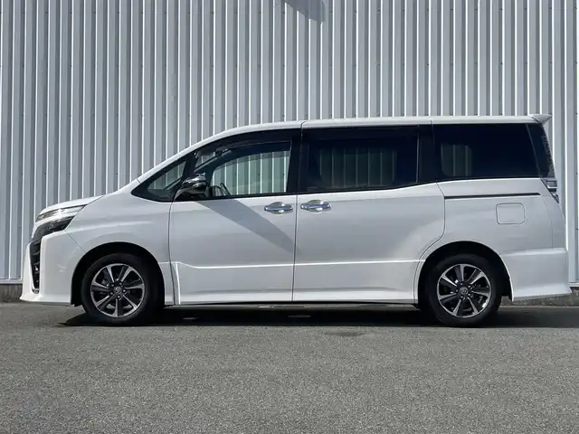 トヨタ ヴォクシー ZS 煌Ⅲ 福岡県 2020(令2)年 3.6万km ホワイトパールクリスタルシャイン 12.1インチフリップダウンモニター/トヨタセーフティセンス/PCS/LDA/PKSB/クリアランスソナー/純正９インチナビ（ＮＳＺＴ－Ｙ６８Ｔ）/フルセグTV/CD/DVD/BT/SD/AM/FM/バックカメラ/両側パワースライドドア/クルーズコントロール/ハーフレザー/スマートキー/プッシュスタート/LEDオートライト/オートハイビーム/ＥＴＣ