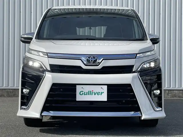 トヨタ ヴォクシー ZS 煌Ⅲ 福岡県 2020(令2)年 3.6万km ホワイトパールクリスタルシャイン 12.1インチフリップダウンモニター/トヨタセーフティセンス/PCS/LDA/PKSB/クリアランスソナー/純正９インチナビ（ＮＳＺＴ－Ｙ６８Ｔ）/フルセグTV/CD/DVD/BT/SD/AM/FM/バックカメラ/両側パワースライドドア/クルーズコントロール/ハーフレザー/スマートキー/プッシュスタート/LEDオートライト/オートハイビーム/ＥＴＣ