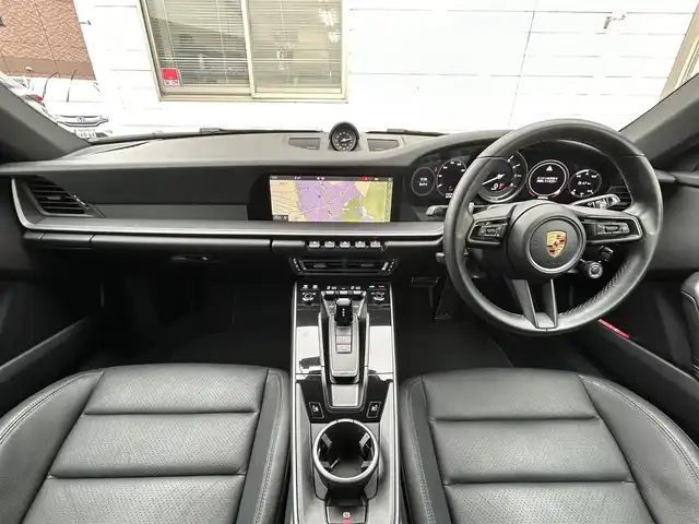 ポルシェ ９１１ カレラ 福岡県 2020(令2)年 2.7万km ピュアホワイト スポーツクロノパッケージ/・ストップウォッチ/・ドライブモードスイッチ(ステアリング)/・ローンチコントロール/ストレージパッケージ/純正10.9ディスプレイオーディオ/　(Bluetooth/ナビキット)/全方位カメラ/バック/フロント/サイドカメラ/格納式リヤスポイラー/アクティブサスペンションマネジメント/スタビリティマネジメント/アクティブセーフ(ブレーキアシスト)/アクティブレーンキープ/レーンキープアシスト/レーンチェンジアシスト/アダプティブクルーズコントロール/ナイトビューアシスト/パークアシスト/オートライト/タイヤ空気圧モニタリング/マニュアルモード/純正アルミホイール(前輪19インチ/後輪20インチ)/黒色レザーシート/シートヒーター付きパワーシート(D/N)/革巻きステアリング/ステアリングスイッチ/パドルシフト/スーパーキャットレーダー探知機【Z1100】/ユピテル前後ドライブレコーダー【SN-TW90di】/ISOFIX/スペアキー×1/保証書/取扱説明書