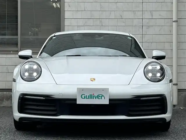 ポルシェ ９１１ カレラ 福岡県 2020(令2)年 2.7万km ピュアホワイト スポーツクロノパッケージ/・ストップウォッチ/・ドライブモードスイッチ(ステアリング)/・ローンチコントロール/ストレージパッケージ/純正10.9ディスプレイオーディオ/　(Bluetooth/ナビキット)/全方位カメラ/バック/フロント/サイドカメラ/格納式リヤスポイラー/アクティブサスペンションマネジメント/スタビリティマネジメント/アクティブセーフ(ブレーキアシスト)/アクティブレーンキープ/レーンキープアシスト/レーンチェンジアシスト/アダプティブクルーズコントロール/ナイトビューアシスト/パークアシスト/オートライト/タイヤ空気圧モニタリング/マニュアルモード/純正アルミホイール(前輪19インチ/後輪20インチ)/黒色レザーシート/シートヒーター付きパワーシート(D/N)/革巻きステアリング/ステアリングスイッチ/パドルシフト/スーパーキャットレーダー探知機【Z1100】/ユピテル前後ドライブレコーダー【SN-TW90di】/ISOFIX/スペアキー×1/保証書/取扱説明書
