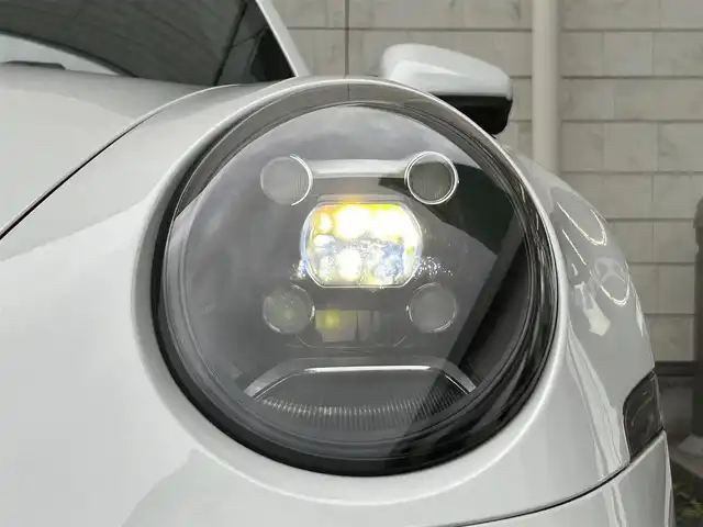 ポルシェ ９１１ カレラ 福岡県 2020(令2)年 2.7万km ピュアホワイト スポーツクロノパッケージ/・ストップウォッチ/・ドライブモードスイッチ(ステアリング)/・ローンチコントロール/ストレージパッケージ/純正10.9ディスプレイオーディオ/　(Bluetooth/ナビキット)/全方位カメラ/バック/フロント/サイドカメラ/格納式リヤスポイラー/アクティブサスペンションマネジメント/スタビリティマネジメント/アクティブセーフ(ブレーキアシスト)/アクティブレーンキープ/レーンキープアシスト/レーンチェンジアシスト/アダプティブクルーズコントロール/ナイトビューアシスト/パークアシスト/オートライト/タイヤ空気圧モニタリング/マニュアルモード/純正アルミホイール(前輪19インチ/後輪20インチ)/黒色レザーシート/シートヒーター付きパワーシート(D/N)/革巻きステアリング/ステアリングスイッチ/パドルシフト/スーパーキャットレーダー探知機【Z1100】/ユピテル前後ドライブレコーダー【SN-TW90di】/ISOFIX/スペアキー×1/保証書/取扱説明書