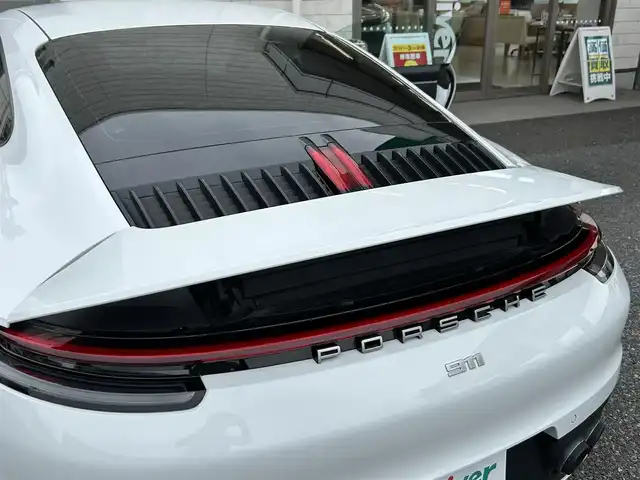 ポルシェ ９１１ カレラ 福岡県 2020(令2)年 2.7万km ピュアホワイト スポーツクロノパッケージ/・ストップウォッチ/・ドライブモードスイッチ(ステアリング)/・ローンチコントロール/ストレージパッケージ/純正10.9ディスプレイオーディオ/　(Bluetooth/ナビキット)/全方位カメラ/バック/フロント/サイドカメラ/格納式リヤスポイラー/アクティブサスペンションマネジメント/スタビリティマネジメント/アクティブセーフ(ブレーキアシスト)/アクティブレーンキープ/レーンキープアシスト/レーンチェンジアシスト/アダプティブクルーズコントロール/ナイトビューアシスト/パークアシスト/オートライト/タイヤ空気圧モニタリング/マニュアルモード/純正アルミホイール(前輪19インチ/後輪20インチ)/黒色レザーシート/シートヒーター付きパワーシート(D/N)/革巻きステアリング/ステアリングスイッチ/パドルシフト/スーパーキャットレーダー探知機【Z1100】/ユピテル前後ドライブレコーダー【SN-TW90di】/ISOFIX/スペアキー×1/保証書/取扱説明書