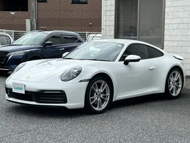 ポルシェ ９１１ カレラ 福岡県 2020(令2)年 2.7万km ピュアホワイト スポーツクロノパッケージ/・ストップウォッチ/・ドライブモードスイッチ(ステアリング)/・ローンチコントロール/ストレージパッケージ/純正10.9ディスプレイオーディオ/　(Bluetooth/ナビキット)/全方位カメラ/バック/フロント/サイドカメラ/格納式リヤスポイラー/アクティブサスペンションマネジメント/スタビリティマネジメント/アクティブセーフ(ブレーキアシスト)/アクティブレーンキープ/レーンキープアシスト/レーンチェンジアシスト/アダプティブクルーズコントロール/ナイトビューアシスト/パークアシスト/オートライト/タイヤ空気圧モニタリング/マニュアルモード/純正アルミホイール(前輪19インチ/後輪20インチ)/黒色レザーシート/シートヒーター付きパワーシート(D/N)/革巻きステアリング/ステアリングスイッチ/パドルシフト/スーパーキャットレーダー探知機【Z1100】/ユピテル前後ドライブレコーダー【SN-TW90di】/ISOFIX/スペアキー×1/保証書/取扱説明書