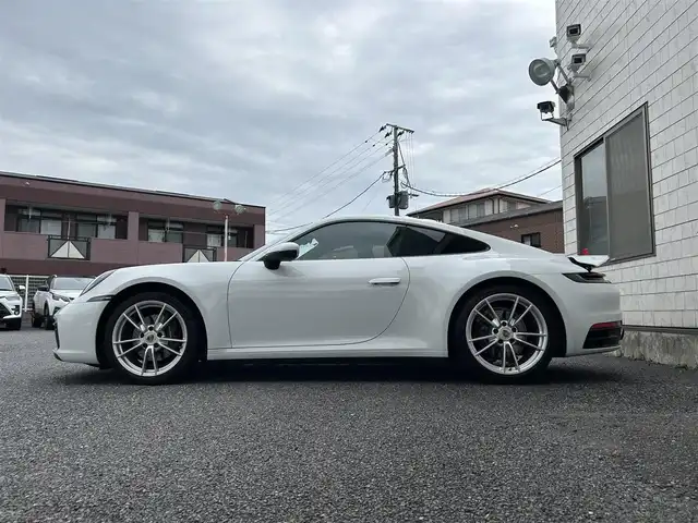 ポルシェ ９１１ カレラ 福岡県 2020(令2)年 2.7万km ピュアホワイト スポーツクロノパッケージ/・ストップウォッチ/・ドライブモードスイッチ(ステアリング)/・ローンチコントロール/ストレージパッケージ/純正10.9ディスプレイオーディオ/　(Bluetooth/ナビキット)/全方位カメラ/バック/フロント/サイドカメラ/格納式リヤスポイラー/アクティブサスペンションマネジメント/スタビリティマネジメント/アクティブセーフ(ブレーキアシスト)/アクティブレーンキープ/レーンキープアシスト/レーンチェンジアシスト/アダプティブクルーズコントロール/ナイトビューアシスト/パークアシスト/オートライト/タイヤ空気圧モニタリング/マニュアルモード/純正アルミホイール(前輪19インチ/後輪20インチ)/黒色レザーシート/シートヒーター付きパワーシート(D/N)/革巻きステアリング/ステアリングスイッチ/パドルシフト/スーパーキャットレーダー探知機【Z1100】/ユピテル前後ドライブレコーダー【SN-TW90di】/ISOFIX/スペアキー×1/保証書/取扱説明書