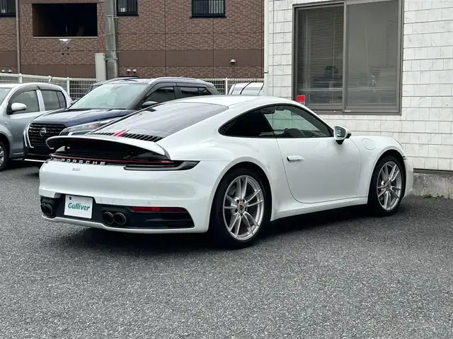 ポルシェ ９１１ カレラ 福岡県 2020(令2)年 2.7万km ピュアホワイト スポーツクロノパッケージ/・ストップウォッチ/・ドライブモードスイッチ(ステアリング)/・ローンチコントロール/ストレージパッケージ/純正10.9ディスプレイオーディオ/　(Bluetooth/ナビキット)/全方位カメラ/バック/フロント/サイドカメラ/格納式リヤスポイラー/アクティブサスペンションマネジメント/スタビリティマネジメント/アクティブセーフ(ブレーキアシスト)/アクティブレーンキープ/レーンキープアシスト/レーンチェンジアシスト/アダプティブクルーズコントロール/ナイトビューアシスト/パークアシスト/オートライト/タイヤ空気圧モニタリング/マニュアルモード/純正アルミホイール(前輪19インチ/後輪20インチ)/黒色レザーシート/シートヒーター付きパワーシート(D/N)/革巻きステアリング/ステアリングスイッチ/パドルシフト/スーパーキャットレーダー探知機【Z1100】/ユピテル前後ドライブレコーダー【SN-TW90di】/ISOFIX/スペアキー×1/保証書/取扱説明書