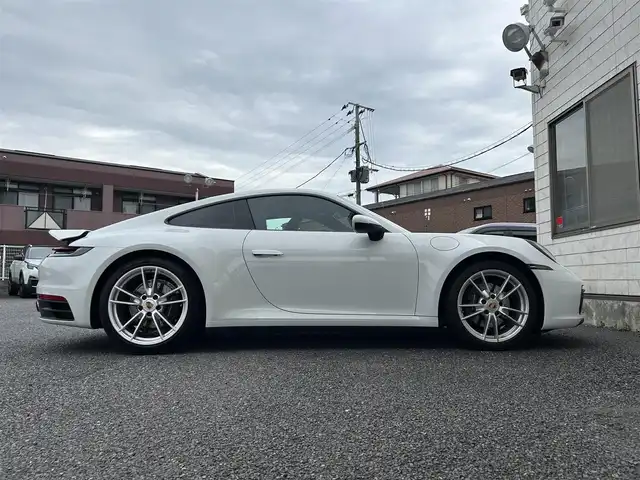 ポルシェ ９１１ カレラ 福岡県 2020(令2)年 2.7万km ピュアホワイト スポーツクロノパッケージ/・ストップウォッチ/・ドライブモードスイッチ(ステアリング)/・ローンチコントロール/ストレージパッケージ/純正10.9ディスプレイオーディオ/　(Bluetooth/ナビキット)/全方位カメラ/バック/フロント/サイドカメラ/格納式リヤスポイラー/アクティブサスペンションマネジメント/スタビリティマネジメント/アクティブセーフ(ブレーキアシスト)/アクティブレーンキープ/レーンキープアシスト/レーンチェンジアシスト/アダプティブクルーズコントロール/ナイトビューアシスト/パークアシスト/オートライト/タイヤ空気圧モニタリング/マニュアルモード/純正アルミホイール(前輪19インチ/後輪20インチ)/黒色レザーシート/シートヒーター付きパワーシート(D/N)/革巻きステアリング/ステアリングスイッチ/パドルシフト/スーパーキャットレーダー探知機【Z1100】/ユピテル前後ドライブレコーダー【SN-TW90di】/ISOFIX/スペアキー×1/保証書/取扱説明書