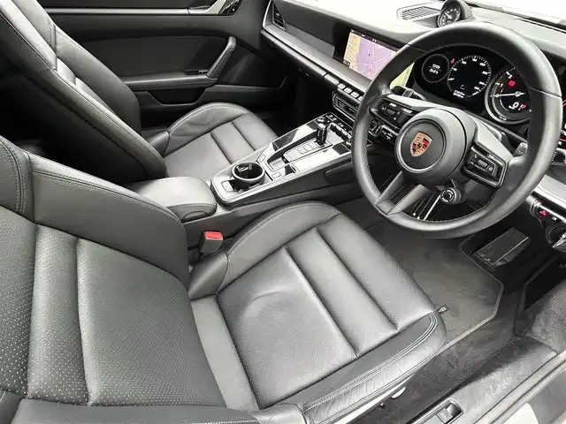 ポルシェ ９１１ カレラ 福岡県 2020(令2)年 2.7万km ピュアホワイト スポーツクロノパッケージ/・ストップウォッチ/・ドライブモードスイッチ(ステアリング)/・ローンチコントロール/ストレージパッケージ/純正10.9ディスプレイオーディオ/　(Bluetooth/ナビキット)/全方位カメラ/バック/フロント/サイドカメラ/格納式リヤスポイラー/アクティブサスペンションマネジメント/スタビリティマネジメント/アクティブセーフ(ブレーキアシスト)/アクティブレーンキープ/レーンキープアシスト/レーンチェンジアシスト/アダプティブクルーズコントロール/ナイトビューアシスト/パークアシスト/オートライト/タイヤ空気圧モニタリング/マニュアルモード/純正アルミホイール(前輪19インチ/後輪20インチ)/黒色レザーシート/シートヒーター付きパワーシート(D/N)/革巻きステアリング/ステアリングスイッチ/パドルシフト/スーパーキャットレーダー探知機【Z1100】/ユピテル前後ドライブレコーダー【SN-TW90di】/ISOFIX/スペアキー×1/保証書/取扱説明書