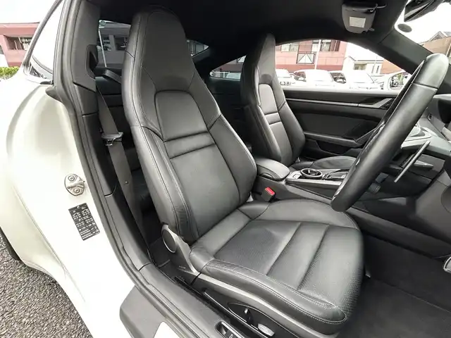 ポルシェ ９１１ カレラ 福岡県 2020(令2)年 2.7万km ピュアホワイト スポーツクロノパッケージ/・ストップウォッチ/・ドライブモードスイッチ(ステアリング)/・ローンチコントロール/ストレージパッケージ/純正10.9ディスプレイオーディオ/　(Bluetooth/ナビキット)/全方位カメラ/バック/フロント/サイドカメラ/格納式リヤスポイラー/アクティブサスペンションマネジメント/スタビリティマネジメント/アクティブセーフ(ブレーキアシスト)/アクティブレーンキープ/レーンキープアシスト/レーンチェンジアシスト/アダプティブクルーズコントロール/ナイトビューアシスト/パークアシスト/オートライト/タイヤ空気圧モニタリング/マニュアルモード/純正アルミホイール(前輪19インチ/後輪20インチ)/黒色レザーシート/シートヒーター付きパワーシート(D/N)/革巻きステアリング/ステアリングスイッチ/パドルシフト/スーパーキャットレーダー探知機【Z1100】/ユピテル前後ドライブレコーダー【SN-TW90di】/ISOFIX/スペアキー×1/保証書/取扱説明書