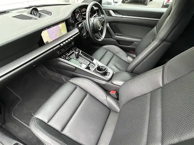 ポルシェ ９１１ カレラ 福岡県 2020(令2)年 2.7万km ピュアホワイト スポーツクロノパッケージ/・ストップウォッチ/・ドライブモードスイッチ(ステアリング)/・ローンチコントロール/ストレージパッケージ/純正10.9ディスプレイオーディオ/　(Bluetooth/ナビキット)/全方位カメラ/バック/フロント/サイドカメラ/格納式リヤスポイラー/アクティブサスペンションマネジメント/スタビリティマネジメント/アクティブセーフ(ブレーキアシスト)/アクティブレーンキープ/レーンキープアシスト/レーンチェンジアシスト/アダプティブクルーズコントロール/ナイトビューアシスト/パークアシスト/オートライト/タイヤ空気圧モニタリング/マニュアルモード/純正アルミホイール(前輪19インチ/後輪20インチ)/黒色レザーシート/シートヒーター付きパワーシート(D/N)/革巻きステアリング/ステアリングスイッチ/パドルシフト/スーパーキャットレーダー探知機【Z1100】/ユピテル前後ドライブレコーダー【SN-TW90di】/ISOFIX/スペアキー×1/保証書/取扱説明書