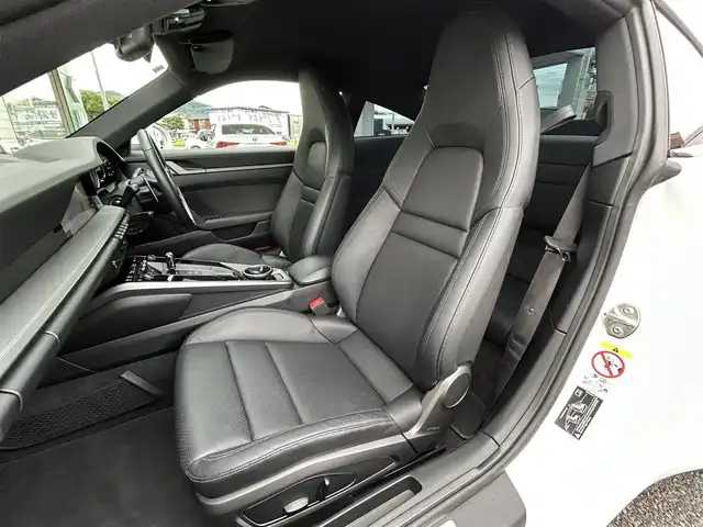 ポルシェ ９１１ カレラ 福岡県 2020(令2)年 2.7万km ピュアホワイト スポーツクロノパッケージ/・ストップウォッチ/・ドライブモードスイッチ(ステアリング)/・ローンチコントロール/ストレージパッケージ/純正10.9ディスプレイオーディオ/　(Bluetooth/ナビキット)/全方位カメラ/バック/フロント/サイドカメラ/格納式リヤスポイラー/アクティブサスペンションマネジメント/スタビリティマネジメント/アクティブセーフ(ブレーキアシスト)/アクティブレーンキープ/レーンキープアシスト/レーンチェンジアシスト/アダプティブクルーズコントロール/ナイトビューアシスト/パークアシスト/オートライト/タイヤ空気圧モニタリング/マニュアルモード/純正アルミホイール(前輪19インチ/後輪20インチ)/黒色レザーシート/シートヒーター付きパワーシート(D/N)/革巻きステアリング/ステアリングスイッチ/パドルシフト/スーパーキャットレーダー探知機【Z1100】/ユピテル前後ドライブレコーダー【SN-TW90di】/ISOFIX/スペアキー×1/保証書/取扱説明書