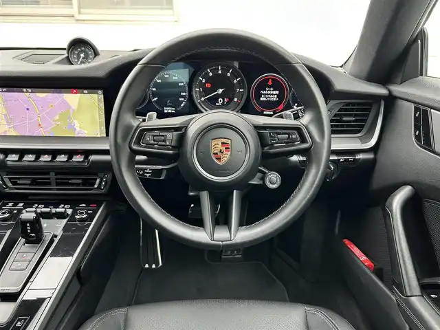 ポルシェ ９１１ カレラ 福岡県 2020(令2)年 2.7万km ピュアホワイト スポーツクロノパッケージ/・ストップウォッチ/・ドライブモードスイッチ(ステアリング)/・ローンチコントロール/ストレージパッケージ/純正10.9ディスプレイオーディオ/　(Bluetooth/ナビキット)/全方位カメラ/バック/フロント/サイドカメラ/格納式リヤスポイラー/アクティブサスペンションマネジメント/スタビリティマネジメント/アクティブセーフ(ブレーキアシスト)/アクティブレーンキープ/レーンキープアシスト/レーンチェンジアシスト/アダプティブクルーズコントロール/ナイトビューアシスト/パークアシスト/オートライト/タイヤ空気圧モニタリング/マニュアルモード/純正アルミホイール(前輪19インチ/後輪20インチ)/黒色レザーシート/シートヒーター付きパワーシート(D/N)/革巻きステアリング/ステアリングスイッチ/パドルシフト/スーパーキャットレーダー探知機【Z1100】/ユピテル前後ドライブレコーダー【SN-TW90di】/ISOFIX/スペアキー×1/保証書/取扱説明書