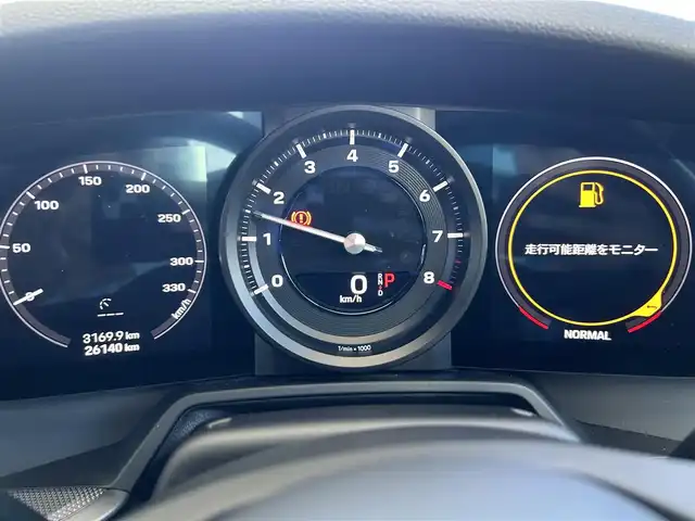 ポルシェ ９１１ カレラ 福岡県 2020(令2)年 2.7万km ピュアホワイト スポーツクロノパッケージ/・ストップウォッチ/・ドライブモードスイッチ(ステアリング)/・ローンチコントロール/ストレージパッケージ/純正10.9ディスプレイオーディオ/　(Bluetooth/ナビキット)/全方位カメラ/バック/フロント/サイドカメラ/格納式リヤスポイラー/アクティブサスペンションマネジメント/スタビリティマネジメント/アクティブセーフ(ブレーキアシスト)/アクティブレーンキープ/レーンキープアシスト/レーンチェンジアシスト/アダプティブクルーズコントロール/ナイトビューアシスト/パークアシスト/オートライト/タイヤ空気圧モニタリング/マニュアルモード/純正アルミホイール(前輪19インチ/後輪20インチ)/黒色レザーシート/シートヒーター付きパワーシート(D/N)/革巻きステアリング/ステアリングスイッチ/パドルシフト/スーパーキャットレーダー探知機【Z1100】/ユピテル前後ドライブレコーダー【SN-TW90di】/ISOFIX/スペアキー×1/保証書/取扱説明書