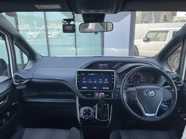 トヨタ ヴォクシー ZS 煌Ⅱ 香川県 2019(令1)年 7.4万km ホワイトパールクリスタルシャイン 純正10型SDナビゲーショ/→フルセグ/→CD/DVD/12.1型フリップダウンモニター/両側パワースライドドア/バックカメラ/クリアランスソナー/トヨタセーフティセンス/→プリクラッシュセーフティ/→レーンディパーチャーアラート/→レーントレーシングアシスト/→レーダークルーズコントロール/→オートマチックハイビーム/ビルトインETC/ドライブレコーダー（前後）/ステアリングスイッチ/三眼LEDヘッドライト/オートヘッドライト/電動格納ミラー（ウィンカー付）/パーソナルテーブル/後席サンシェード/スマートキー