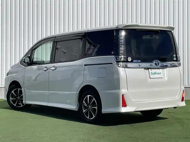 トヨタ ヴォクシー ZS 煌Ⅱ 香川県 2019(令1)年 7.4万km ホワイトパールクリスタルシャイン 純正10型SDナビゲーショ/→フルセグ/→CD/DVD/12.1型フリップダウンモニター/両側パワースライドドア/バックカメラ/クリアランスソナー/トヨタセーフティセンス/→プリクラッシュセーフティ/→レーンディパーチャーアラート/→レーントレーシングアシスト/→レーダークルーズコントロール/→オートマチックハイビーム/ビルトインETC/ドライブレコーダー（前後）/ステアリングスイッチ/三眼LEDヘッドライト/オートヘッドライト/電動格納ミラー（ウィンカー付）/パーソナルテーブル/後席サンシェード/スマートキー