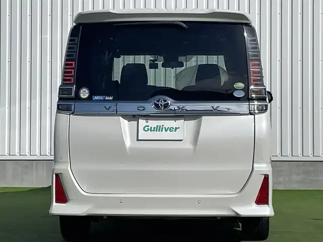 トヨタ ヴォクシー ZS 煌Ⅱ 香川県 2019(令1)年 7.4万km ホワイトパールクリスタルシャイン 純正10型SDナビゲーショ/→フルセグ/→CD/DVD/12.1型フリップダウンモニター/両側パワースライドドア/バックカメラ/クリアランスソナー/トヨタセーフティセンス/→プリクラッシュセーフティ/→レーンディパーチャーアラート/→レーントレーシングアシスト/→レーダークルーズコントロール/→オートマチックハイビーム/ビルトインETC/ドライブレコーダー（前後）/ステアリングスイッチ/三眼LEDヘッドライト/オートヘッドライト/電動格納ミラー（ウィンカー付）/パーソナルテーブル/後席サンシェード/スマートキー