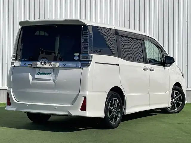 トヨタ ヴォクシー ZS 煌Ⅱ 香川県 2019(令1)年 7.4万km ホワイトパールクリスタルシャイン 純正10型SDナビゲーショ/→フルセグ/→CD/DVD/12.1型フリップダウンモニター/両側パワースライドドア/バックカメラ/クリアランスソナー/トヨタセーフティセンス/→プリクラッシュセーフティ/→レーンディパーチャーアラート/→レーントレーシングアシスト/→レーダークルーズコントロール/→オートマチックハイビーム/ビルトインETC/ドライブレコーダー（前後）/ステアリングスイッチ/三眼LEDヘッドライト/オートヘッドライト/電動格納ミラー（ウィンカー付）/パーソナルテーブル/後席サンシェード/スマートキー