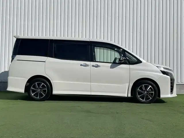 トヨタ ヴォクシー ZS 煌Ⅱ 香川県 2019(令1)年 7.4万km ホワイトパールクリスタルシャイン 純正10型SDナビゲーショ/→フルセグ/→CD/DVD/12.1型フリップダウンモニター/両側パワースライドドア/バックカメラ/クリアランスソナー/トヨタセーフティセンス/→プリクラッシュセーフティ/→レーンディパーチャーアラート/→レーントレーシングアシスト/→レーダークルーズコントロール/→オートマチックハイビーム/ビルトインETC/ドライブレコーダー（前後）/ステアリングスイッチ/三眼LEDヘッドライト/オートヘッドライト/電動格納ミラー（ウィンカー付）/パーソナルテーブル/後席サンシェード/スマートキー