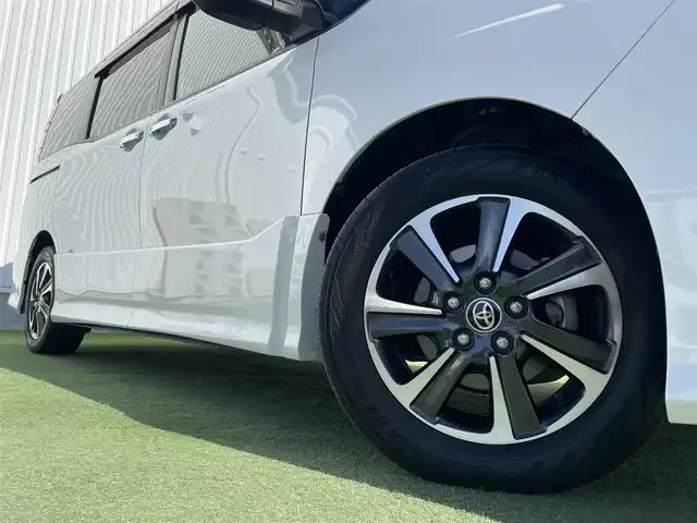 トヨタ ヴォクシー ZS 煌Ⅱ 香川県 2019(令1)年 7.4万km ホワイトパールクリスタルシャイン 純正10型SDナビゲーショ/→フルセグ/→CD/DVD/12.1型フリップダウンモニター/両側パワースライドドア/バックカメラ/クリアランスソナー/トヨタセーフティセンス/→プリクラッシュセーフティ/→レーンディパーチャーアラート/→レーントレーシングアシスト/→レーダークルーズコントロール/→オートマチックハイビーム/ビルトインETC/ドライブレコーダー（前後）/ステアリングスイッチ/三眼LEDヘッドライト/オートヘッドライト/電動格納ミラー（ウィンカー付）/パーソナルテーブル/後席サンシェード/スマートキー