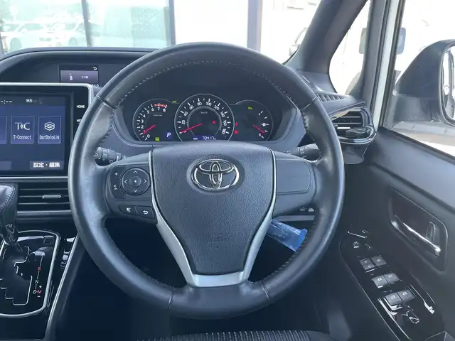 トヨタ ヴォクシー ZS 煌Ⅱ 香川県 2019(令1)年 7.4万km ホワイトパールクリスタルシャイン 純正10型SDナビゲーショ/→フルセグ/→CD/DVD/12.1型フリップダウンモニター/両側パワースライドドア/バックカメラ/クリアランスソナー/トヨタセーフティセンス/→プリクラッシュセーフティ/→レーンディパーチャーアラート/→レーントレーシングアシスト/→レーダークルーズコントロール/→オートマチックハイビーム/ビルトインETC/ドライブレコーダー（前後）/ステアリングスイッチ/三眼LEDヘッドライト/オートヘッドライト/電動格納ミラー（ウィンカー付）/パーソナルテーブル/後席サンシェード/スマートキー
