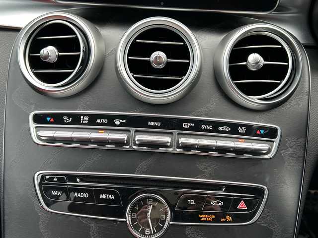 メルセデス・ベンツ Ｃ２００ ワゴン スポーツ 千葉県 2015(平27)年 6.6万km オブシディアンブラック ナビ　バックカメラ　革シート　電動リアドア　フルセグ　メモリーパワーシート　ＥＴＣ　シートヒーター　　ステアアシスト　レーンアシスト　ＢＴ　パフュームアトマイザー　USB　AMG18AW　LEDライト