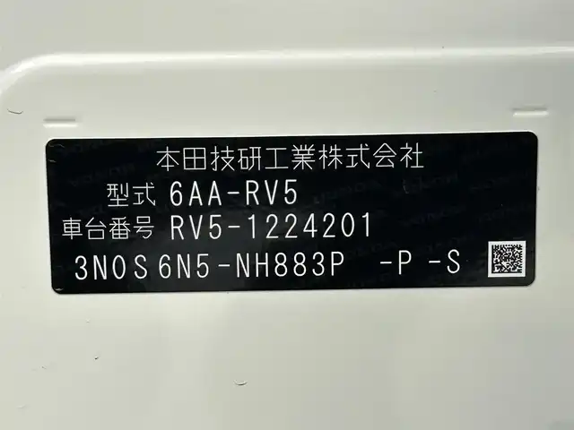 ホンダ ヴェゼル ハイブリッド e:HEV Z 熊本県 2024(令6)年 0.2万km プラチナホワイトパール 禁煙車　/純正9インチナビ（ＡｐｐｌＣａｒＰｌａｙ・ＡｎｄｒｏｉｄＡｕｔｏ・フルセグ・ＢＴ・ＵＳＢ）/全周囲カメラ　/ビルトインＥＴＣ２．０　/前後クリアランスソナー　/前席シートヒータ　/ホンダセンシング/・衝突軽減ブレーキ/・前方・後方誤発進抑制機能/・近距離衝突軽減ブレーキ/・歩行者事故低減ステアリング/・路外逸脱抑制機能/・渋滞追従機能アダブティブクルーズコントロール/・車線維持支援システム/・先行車発進お知らせ/・標識認識システム/・オートハイビーム/・ブラインドスポットモニター/横滑り防止/パワーバックドア/ダウンヒルアシスト/置くだけ充電/ハーフレザーシート/純正フロアマット/純正１８インチAW/オートライト/LEDヘッドライト/フォグライト/スマートキー/プッシュスタート/スペアキー1本/保証書