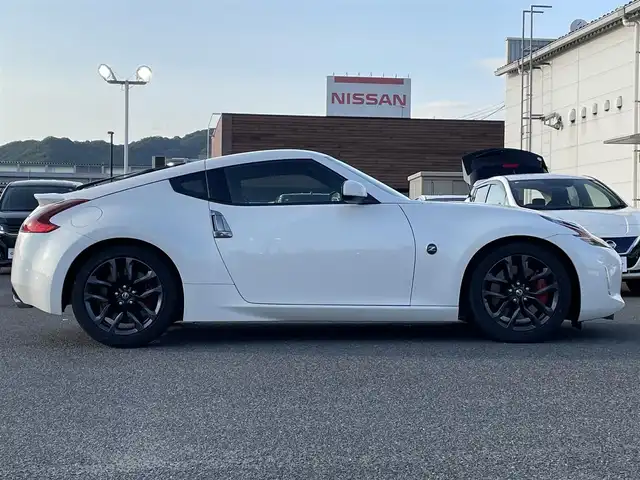 日産 フェアレディ Ｚ 広島県 2017(平29)年 1万km ブリリアントホワイトパール 登録時走行距離 9264km/ワンオーナー/レッドキャリパー/リアスポイラー/純正18インチブラックAW/ETC/HIDヘッドライト/オートライト/フォグランプ/純正フロアマット/プッシュスタート/スペアキー/オートエアコン/パドルシフト/保証書/取扱説明書