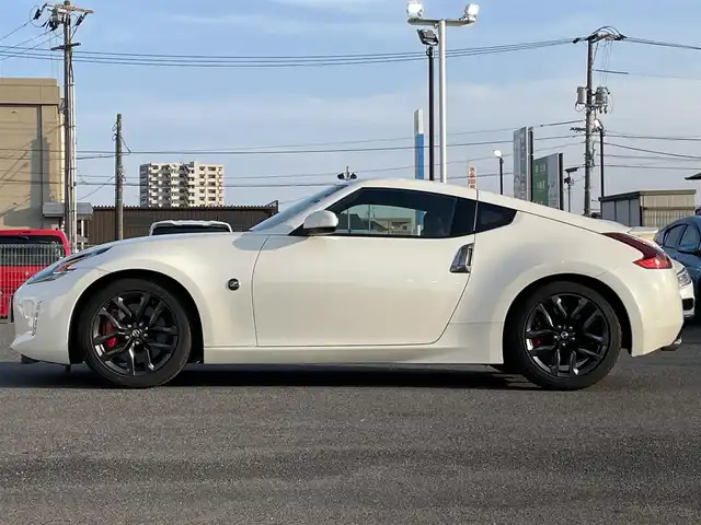 日産 フェアレディ Ｚ 広島県 2017(平29)年 1万km ブリリアントホワイトパール 登録時走行距離 9264km/ワンオーナー/レッドキャリパー/リアスポイラー/純正18インチブラックAW/ETC/HIDヘッドライト/オートライト/フォグランプ/純正フロアマット/プッシュスタート/スペアキー/オートエアコン/パドルシフト/保証書/取扱説明書