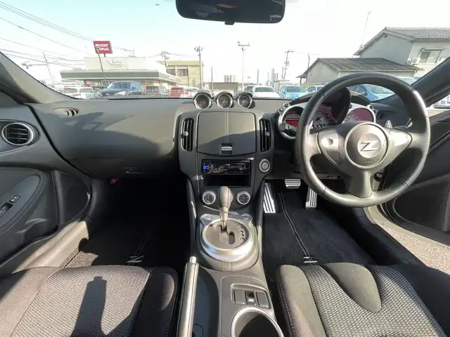 日産 フェアレディ Ｚ 広島県 2017(平29)年 1万km ブリリアントホワイトパール 登録時走行距離 9264km/ワンオーナー/レッドキャリパー/リアスポイラー/純正18インチブラックAW/ETC/HIDヘッドライト/オートライト/フォグランプ/純正フロアマット/プッシュスタート/スペアキー/オートエアコン/パドルシフト/保証書/取扱説明書