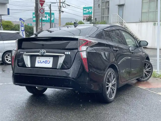 トヨタ プリウス S 福岡県 2015(平27)年 11.1万km アティチュードブラックマイカ (株)IDOMが運営する【じしゃロン八幡西店】の自社ローン専用車両になります。こちらは現金またはオートローンご利用時の価格です。自社ローンご希望の方は別途その旨お申付けください。/トヨタ純正ナビ（DSZT-YC4T）/・フルセグTV/・DVD/・CD/・BLUETOOTH/・バックカメラ/ビルトインETc/Kenwoodドライブレコーダー/（DRV‐MR740）/レーンアシスト/横滑り防止機能/クルーズコントロール/オートライト/オートハイビーム/オールオートウインドウ/ISOFIX/ドアバイザー/プッシュスタート/社外ホイール