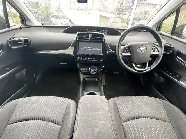 トヨタ プリウス S 福岡県 2015(平27)年 11.1万km アティチュードブラックマイカ (株)IDOMが運営する【じしゃロン八幡西店】の自社ローン専用車両になります。こちらは現金またはオートローンご利用時の価格です。自社ローンご希望の方は別途その旨お申付けください。/トヨタ純正ナビ（DSZT-YC4T）/・フルセグTV/・DVD/・CD/・BLUETOOTH/・バックカメラ/ビルトインETc/Kenwoodドライブレコーダー/（DRV‐MR740）/レーンアシスト/横滑り防止機能/クルーズコントロール/オートライト/オートハイビーム/オールオートウインドウ/ISOFIX/ドアバイザー/プッシュスタート/社外ホイール