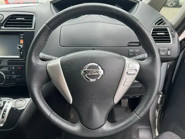 日産 セレナ ハイウェイスター Sハイブリッド 静岡県 2012(平24)年 13.9万km エターナルスノーホワイト 純正ＳＤナビ（Ｂｌｕｅｔｏｏｔｈ，ＣＤ，ＤＶＤ，フルセグＴＶ）/フリップダウンモニター/バックカメラ/前後コーナーセンサー/ＨＩＤヘッドライト/クルーズコントロール/スマートキー/純正アルミホイール/プッシュスタート/パワーステアリング/パワーウインドウ/パーキングアシスト/スペアキー/３列シート/純正フロアマット/片側パワースライドドア/ABS/横滑り防止装置/盗難防止装置/オートライト/ダブルエアバッグ