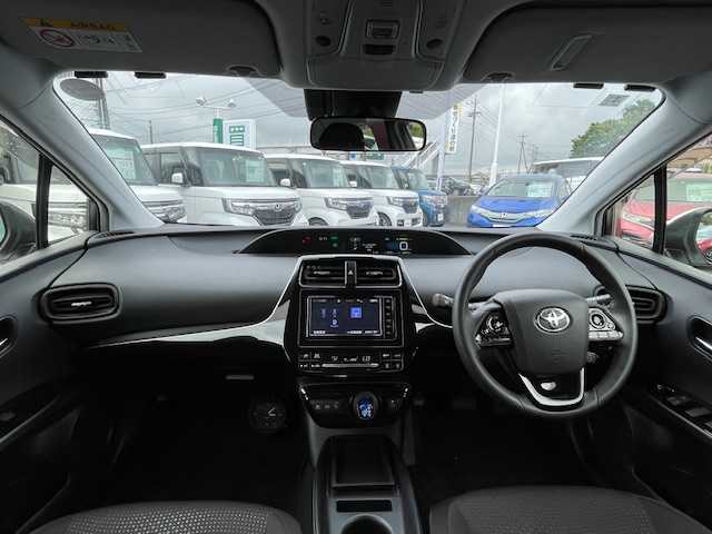 トヨタ プリウス S 静岡県 2020(令2)年 2.4万km スーパーホワイトⅡ ●純正ナビ/(フルセグ/CD/DVD/Bluetooth)/(ZSZT-W68T)/●バックカメラ/●レーダークルーズコントロール/●衝突被害軽減システム/●レーンキープアシスト/●LEDライト/●オートライト/●オートマチックハイビーム/●革巻きステアリング/●ステアリングスイッチ/●ETC/●電動格納ウィンカーミラー/●ドアバイザー/●プッシュスタート/●社外１５インチアルミホイール/●純正ホイールカバー/●W＋サイド＋カーテンSRS＋ABS/●取扱説明書/●保証書