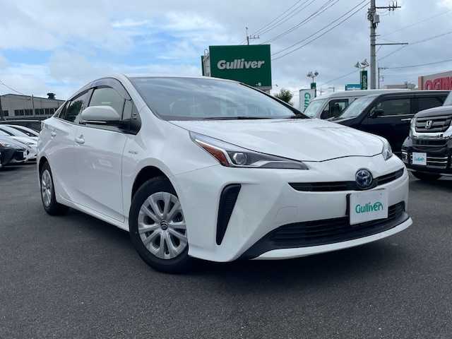 トヨタ プリウス S 静岡県 2020(令2)年 2.4万km スーパーホワイトⅡ ●純正ナビ/(フルセグ/CD/DVD/Bluetooth)/(ZSZT-W68T)/●バックカメラ/●レーダークルーズコントロール/●衝突被害軽減システム/●レーンキープアシスト/●LEDライト/●オートライト/●オートマチックハイビーム/●革巻きステアリング/●ステアリングスイッチ/●ETC/●電動格納ウィンカーミラー/●ドアバイザー/●プッシュスタート/●社外１５インチアルミホイール/●純正ホイールカバー/●W＋サイド＋カーテンSRS＋ABS/●取扱説明書/●保証書