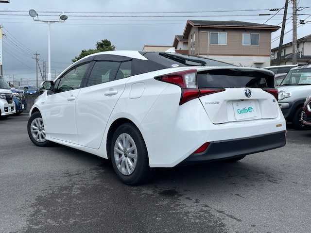 トヨタ プリウス S 静岡県 2020(令2)年 2.4万km スーパーホワイトⅡ ●純正ナビ/(フルセグ/CD/DVD/Bluetooth)/(ZSZT-W68T)/●バックカメラ/●レーダークルーズコントロール/●衝突被害軽減システム/●レーンキープアシスト/●LEDライト/●オートライト/●オートマチックハイビーム/●革巻きステアリング/●ステアリングスイッチ/●ETC/●電動格納ウィンカーミラー/●ドアバイザー/●プッシュスタート/●社外１５インチアルミホイール/●純正ホイールカバー/●W＋サイド＋カーテンSRS＋ABS/●取扱説明書/●保証書