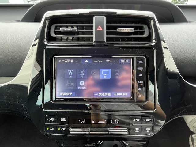 トヨタ プリウス S 静岡県 2020(令2)年 2.4万km スーパーホワイトⅡ ●純正ナビ/(フルセグ/CD/DVD/Bluetooth)/(ZSZT-W68T)/●バックカメラ/●レーダークルーズコントロール/●衝突被害軽減システム/●レーンキープアシスト/●LEDライト/●オートライト/●オートマチックハイビーム/●革巻きステアリング/●ステアリングスイッチ/●ETC/●電動格納ウィンカーミラー/●ドアバイザー/●プッシュスタート/●社外１５インチアルミホイール/●純正ホイールカバー/●W＋サイド＋カーテンSRS＋ABS/●取扱説明書/●保証書