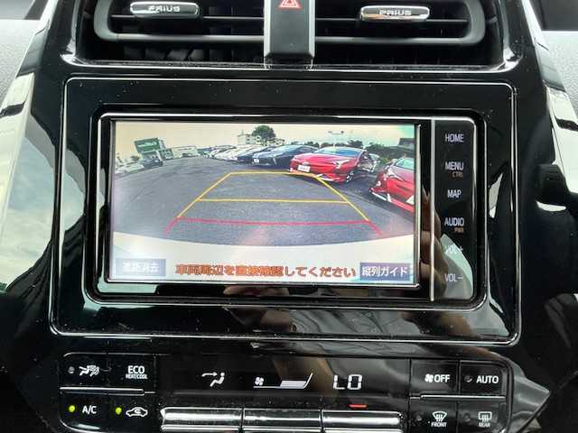 トヨタ プリウス S 静岡県 2020(令2)年 2.4万km スーパーホワイトⅡ ●純正ナビ/(フルセグ/CD/DVD/Bluetooth)/(ZSZT-W68T)/●バックカメラ/●レーダークルーズコントロール/●衝突被害軽減システム/●レーンキープアシスト/●LEDライト/●オートライト/●オートマチックハイビーム/●革巻きステアリング/●ステアリングスイッチ/●ETC/●電動格納ウィンカーミラー/●ドアバイザー/●プッシュスタート/●社外１５インチアルミホイール/●純正ホイールカバー/●W＋サイド＋カーテンSRS＋ABS/●取扱説明書/●保証書
