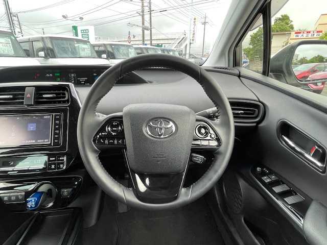 トヨタ プリウス S 静岡県 2020(令2)年 2.4万km スーパーホワイトⅡ ●純正ナビ/(フルセグ/CD/DVD/Bluetooth)/(ZSZT-W68T)/●バックカメラ/●レーダークルーズコントロール/●衝突被害軽減システム/●レーンキープアシスト/●LEDライト/●オートライト/●オートマチックハイビーム/●革巻きステアリング/●ステアリングスイッチ/●ETC/●電動格納ウィンカーミラー/●ドアバイザー/●プッシュスタート/●社外１５インチアルミホイール/●純正ホイールカバー/●W＋サイド＋カーテンSRS＋ABS/●取扱説明書/●保証書