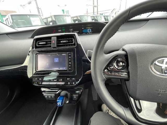 トヨタ プリウス S 静岡県 2020(令2)年 2.4万km スーパーホワイトⅡ ●純正ナビ/(フルセグ/CD/DVD/Bluetooth)/(ZSZT-W68T)/●バックカメラ/●レーダークルーズコントロール/●衝突被害軽減システム/●レーンキープアシスト/●LEDライト/●オートライト/●オートマチックハイビーム/●革巻きステアリング/●ステアリングスイッチ/●ETC/●電動格納ウィンカーミラー/●ドアバイザー/●プッシュスタート/●社外１５インチアルミホイール/●純正ホイールカバー/●W＋サイド＋カーテンSRS＋ABS/●取扱説明書/●保証書