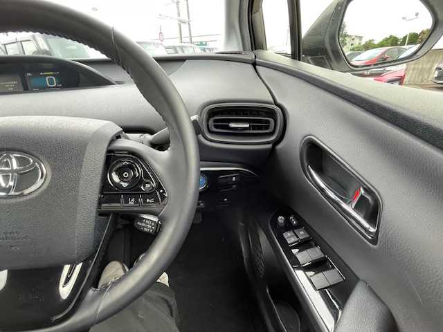 トヨタ プリウス S 静岡県 2020(令2)年 2.4万km スーパーホワイトⅡ ●純正ナビ/(フルセグ/CD/DVD/Bluetooth)/(ZSZT-W68T)/●バックカメラ/●レーダークルーズコントロール/●衝突被害軽減システム/●レーンキープアシスト/●LEDライト/●オートライト/●オートマチックハイビーム/●革巻きステアリング/●ステアリングスイッチ/●ETC/●電動格納ウィンカーミラー/●ドアバイザー/●プッシュスタート/●社外１５インチアルミホイール/●純正ホイールカバー/●W＋サイド＋カーテンSRS＋ABS/●取扱説明書/●保証書