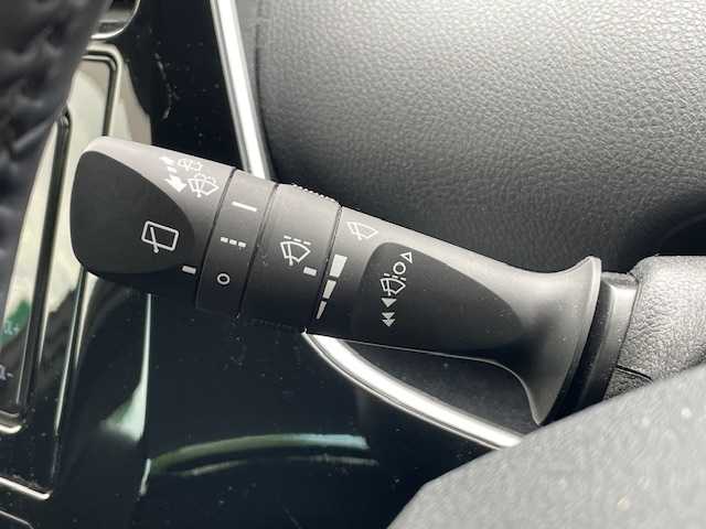 トヨタ プリウス S 静岡県 2020(令2)年 2.4万km スーパーホワイトⅡ ●純正ナビ/(フルセグ/CD/DVD/Bluetooth)/(ZSZT-W68T)/●バックカメラ/●レーダークルーズコントロール/●衝突被害軽減システム/●レーンキープアシスト/●LEDライト/●オートライト/●オートマチックハイビーム/●革巻きステアリング/●ステアリングスイッチ/●ETC/●電動格納ウィンカーミラー/●ドアバイザー/●プッシュスタート/●社外１５インチアルミホイール/●純正ホイールカバー/●W＋サイド＋カーテンSRS＋ABS/●取扱説明書/●保証書