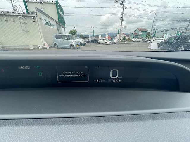 トヨタ プリウス S 静岡県 2020(令2)年 2.4万km スーパーホワイトⅡ ●純正ナビ/(フルセグ/CD/DVD/Bluetooth)/(ZSZT-W68T)/●バックカメラ/●レーダークルーズコントロール/●衝突被害軽減システム/●レーンキープアシスト/●LEDライト/●オートライト/●オートマチックハイビーム/●革巻きステアリング/●ステアリングスイッチ/●ETC/●電動格納ウィンカーミラー/●ドアバイザー/●プッシュスタート/●社外１５インチアルミホイール/●純正ホイールカバー/●W＋サイド＋カーテンSRS＋ABS/●取扱説明書/●保証書