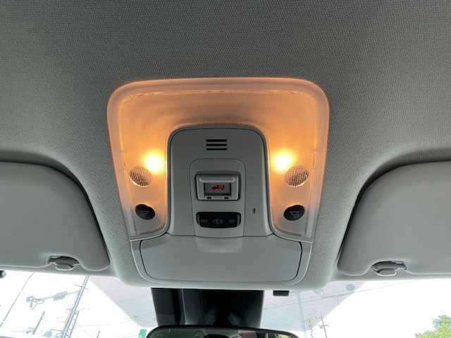 トヨタ プリウス S 静岡県 2020(令2)年 2.4万km スーパーホワイトⅡ ●純正ナビ/(フルセグ/CD/DVD/Bluetooth)/(ZSZT-W68T)/●バックカメラ/●レーダークルーズコントロール/●衝突被害軽減システム/●レーンキープアシスト/●LEDライト/●オートライト/●オートマチックハイビーム/●革巻きステアリング/●ステアリングスイッチ/●ETC/●電動格納ウィンカーミラー/●ドアバイザー/●プッシュスタート/●社外１５インチアルミホイール/●純正ホイールカバー/●W＋サイド＋カーテンSRS＋ABS/●取扱説明書/●保証書