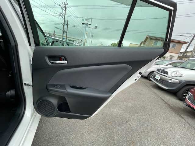 トヨタ プリウス S 静岡県 2020(令2)年 2.4万km スーパーホワイトⅡ ●純正ナビ/(フルセグ/CD/DVD/Bluetooth)/(ZSZT-W68T)/●バックカメラ/●レーダークルーズコントロール/●衝突被害軽減システム/●レーンキープアシスト/●LEDライト/●オートライト/●オートマチックハイビーム/●革巻きステアリング/●ステアリングスイッチ/●ETC/●電動格納ウィンカーミラー/●ドアバイザー/●プッシュスタート/●社外１５インチアルミホイール/●純正ホイールカバー/●W＋サイド＋カーテンSRS＋ABS/●取扱説明書/●保証書