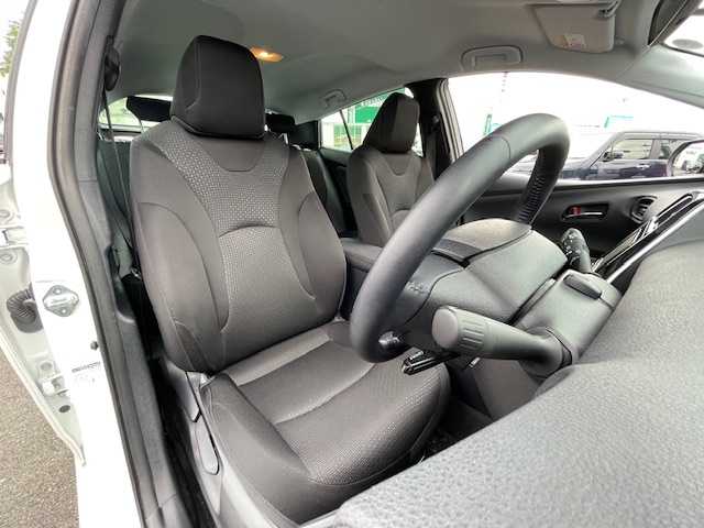 トヨタ プリウス S 静岡県 2020(令2)年 2.4万km スーパーホワイトⅡ ●純正ナビ/(フルセグ/CD/DVD/Bluetooth)/(ZSZT-W68T)/●バックカメラ/●レーダークルーズコントロール/●衝突被害軽減システム/●レーンキープアシスト/●LEDライト/●オートライト/●オートマチックハイビーム/●革巻きステアリング/●ステアリングスイッチ/●ETC/●電動格納ウィンカーミラー/●ドアバイザー/●プッシュスタート/●社外１５インチアルミホイール/●純正ホイールカバー/●W＋サイド＋カーテンSRS＋ABS/●取扱説明書/●保証書
