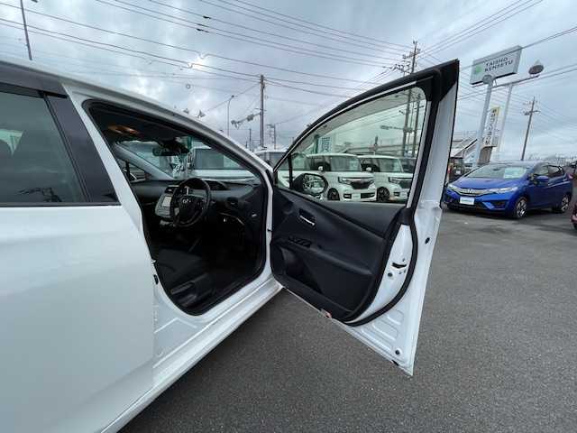 トヨタ プリウス S 静岡県 2020(令2)年 2.4万km スーパーホワイトⅡ ●純正ナビ/(フルセグ/CD/DVD/Bluetooth)/(ZSZT-W68T)/●バックカメラ/●レーダークルーズコントロール/●衝突被害軽減システム/●レーンキープアシスト/●LEDライト/●オートライト/●オートマチックハイビーム/●革巻きステアリング/●ステアリングスイッチ/●ETC/●電動格納ウィンカーミラー/●ドアバイザー/●プッシュスタート/●社外１５インチアルミホイール/●純正ホイールカバー/●W＋サイド＋カーテンSRS＋ABS/●取扱説明書/●保証書