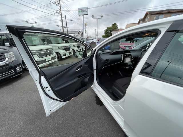 トヨタ プリウス S 静岡県 2020(令2)年 2.4万km スーパーホワイトⅡ ●純正ナビ/(フルセグ/CD/DVD/Bluetooth)/(ZSZT-W68T)/●バックカメラ/●レーダークルーズコントロール/●衝突被害軽減システム/●レーンキープアシスト/●LEDライト/●オートライト/●オートマチックハイビーム/●革巻きステアリング/●ステアリングスイッチ/●ETC/●電動格納ウィンカーミラー/●ドアバイザー/●プッシュスタート/●社外１５インチアルミホイール/●純正ホイールカバー/●W＋サイド＋カーテンSRS＋ABS/●取扱説明書/●保証書