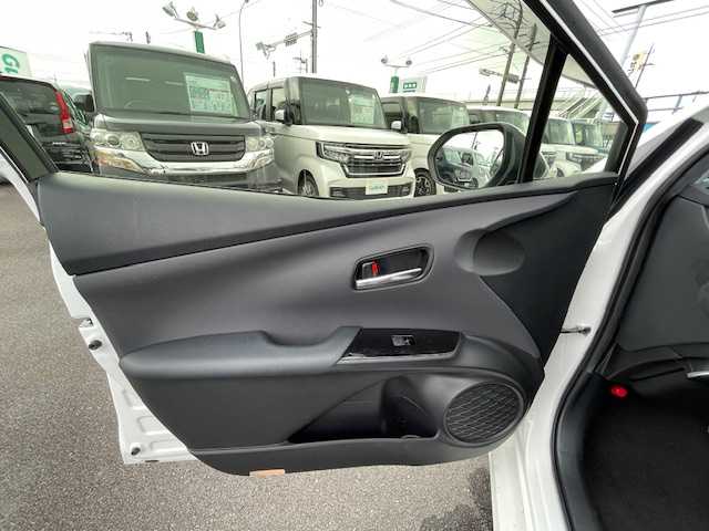 トヨタ プリウス S 静岡県 2020(令2)年 2.4万km スーパーホワイトⅡ ●純正ナビ/(フルセグ/CD/DVD/Bluetooth)/(ZSZT-W68T)/●バックカメラ/●レーダークルーズコントロール/●衝突被害軽減システム/●レーンキープアシスト/●LEDライト/●オートライト/●オートマチックハイビーム/●革巻きステアリング/●ステアリングスイッチ/●ETC/●電動格納ウィンカーミラー/●ドアバイザー/●プッシュスタート/●社外１５インチアルミホイール/●純正ホイールカバー/●W＋サイド＋カーテンSRS＋ABS/●取扱説明書/●保証書